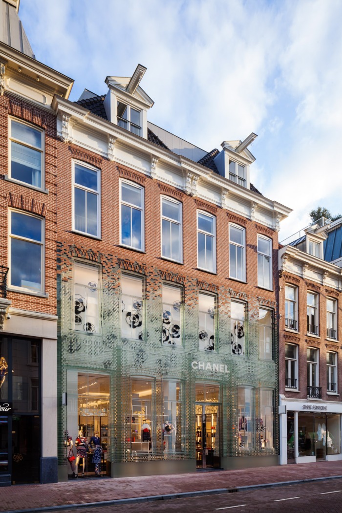 crystal-houses-chanel-store-amsterdam-glass-bricks-mvrdv_dezeen_936_0