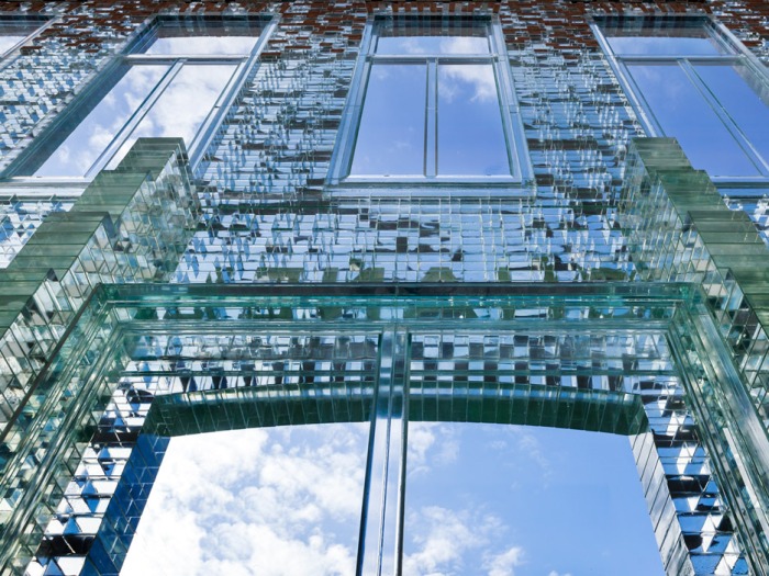 crystal-houses-chanel-store-amsterdam-glass-bricks-mvrdv_dezeen_936_2